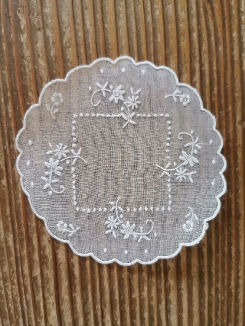 アンティーク シアーなピーニャクロス 小花の手刺繍 フラワーリムプチドイリーβ
