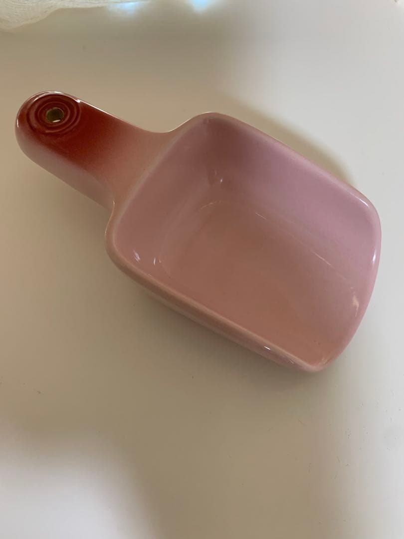ル・クルーゼ　ペットフードコンテナー（スクープ付き）