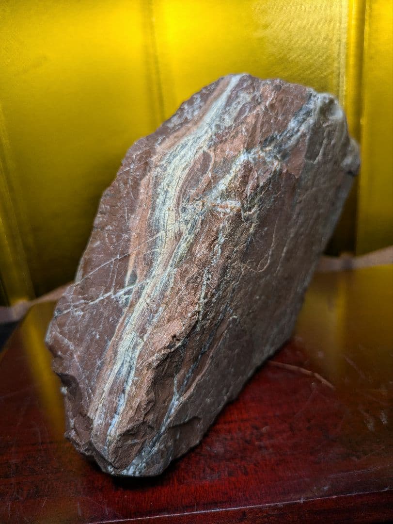 赤石 原石 約1.87kg 天然石 自立 未加工 2種層跨ぎ 水石 希少 レア