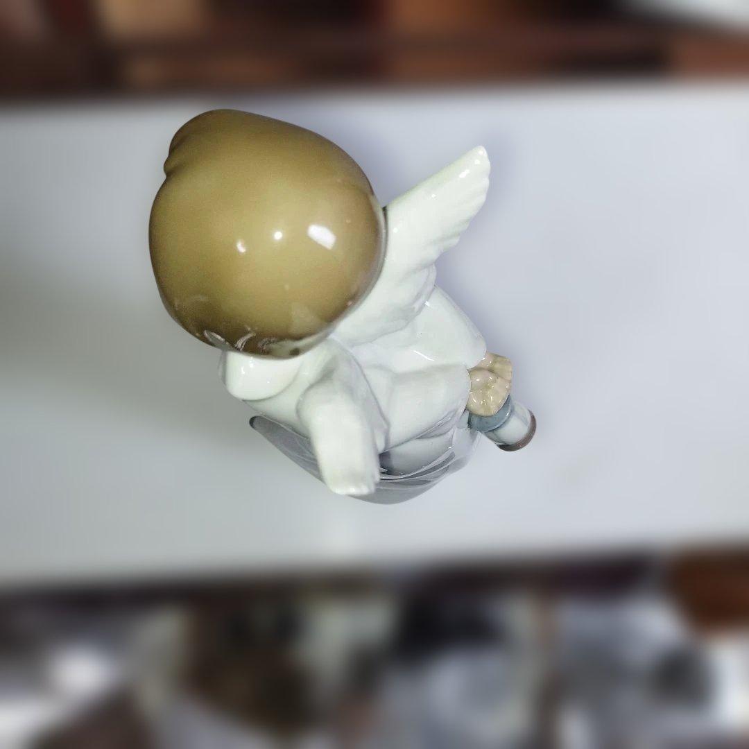 考え事する天使。