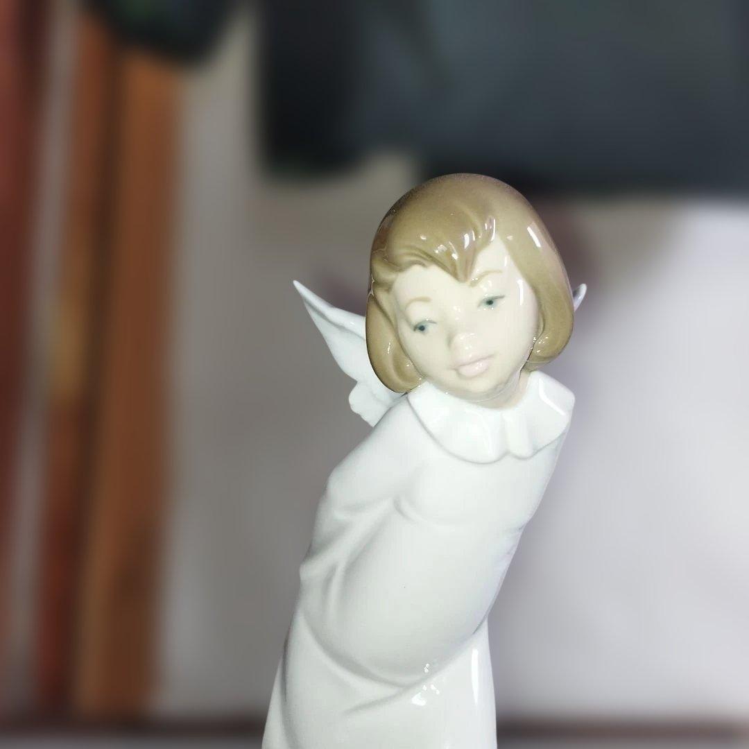 考え事する天使。