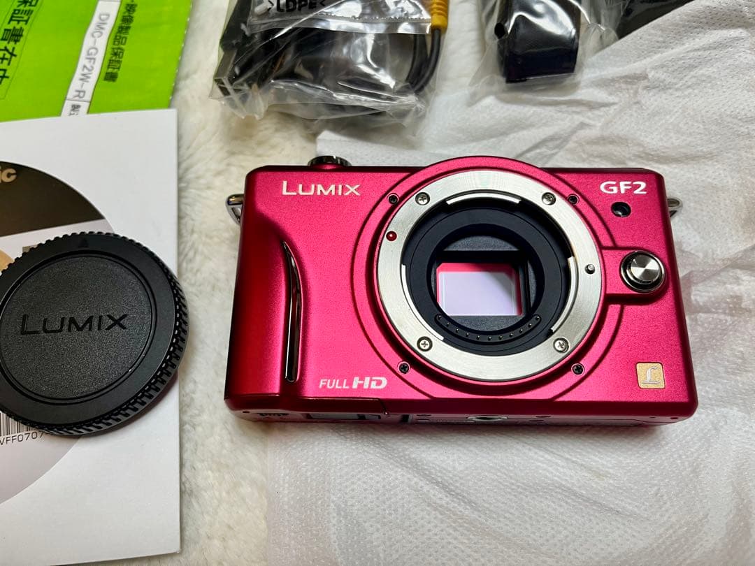 レッドのLUMIX GF2、デジタルカメラ　レンズ無し