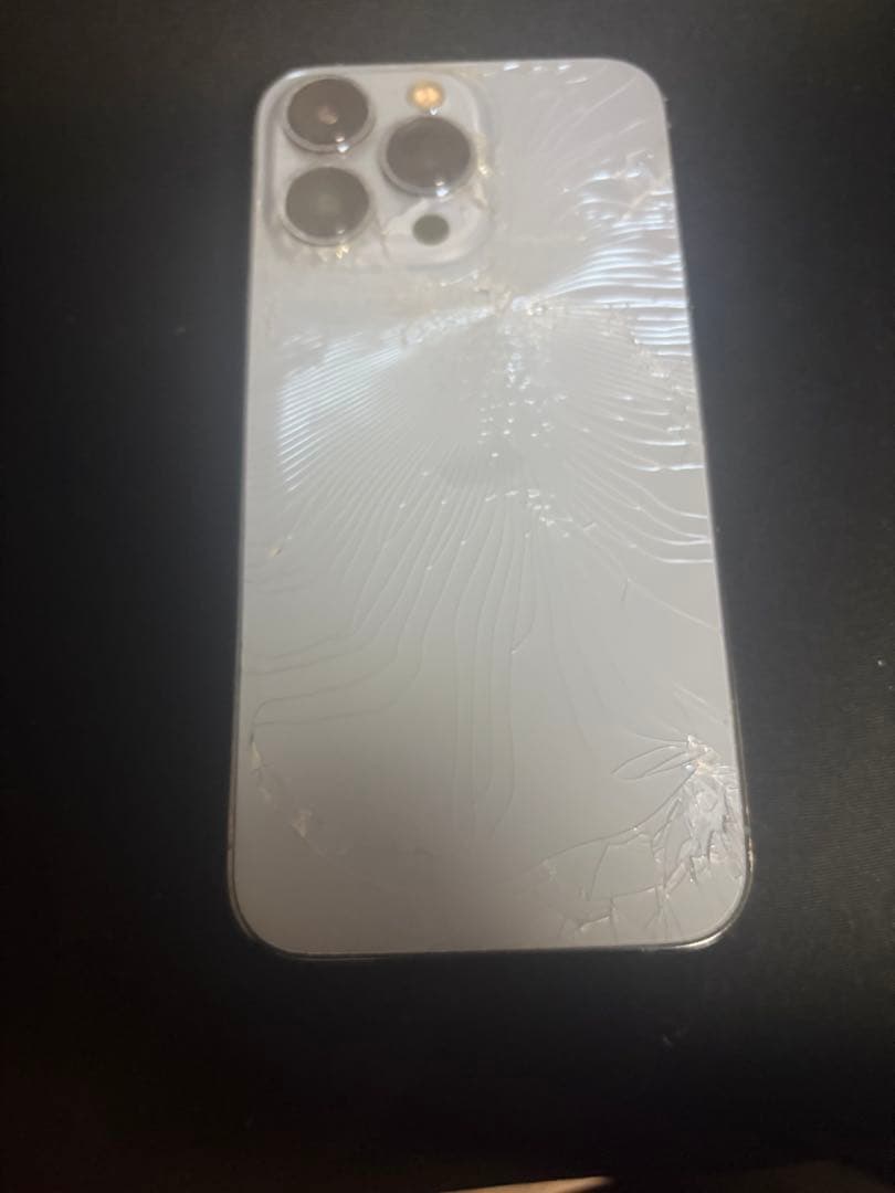 iPhone13プロ　背面割れ