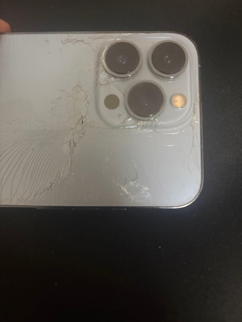 iPhone13プロ　背面割れ