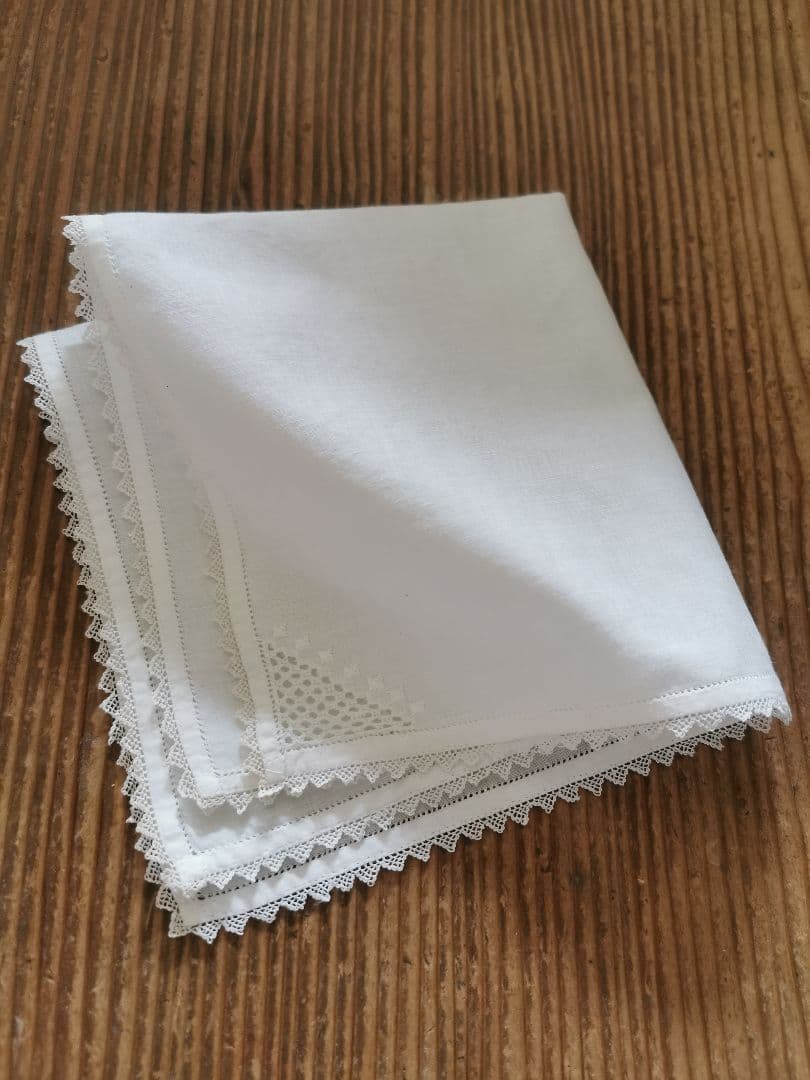 アンティーク 緻密なシュバルム白糸刺繍 繊細なトライアングルフリル ハンカチーフ